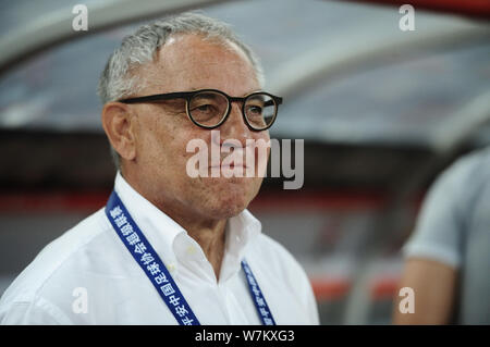 Head Coach Felix Magath von Shandong Luneng reagiert, wie Er beobachtet seine Spieler konkurrieren gegen Shenhua Shanghai Grönland in der 22. Runde dur Stockfoto