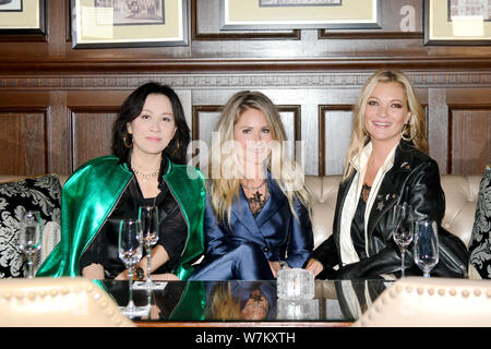 (Von links) Hong Kong Schauspielerin Carina Lau, der niederländische Designer Nikkie Plessen und englischen Modell Kate Moss besuchen eine Werbeveranstaltung für die "NIKKIE' in Shangh Stockfoto