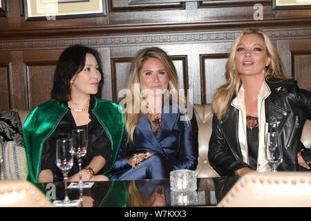 (Von links) Hong Kong Schauspielerin Carina Lau, der niederländische Designer Nikkie Plessen und englischen Modell Kate Moss besuchen eine Werbeveranstaltung für die "NIKKIE' in Shangh Stockfoto