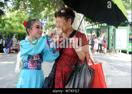 Die 12-jährige Chinesin Zhao Zhiting, eine Grundschule Kursteilnehmer in ihrem fünften Grad, gewidmet einem der Peking Oper oder Peking Oper Künstler sein wird dargestellt Stockfoto