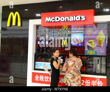 ------ Kunden kaufen Eis in einem Fastfood Restaurant von McDonald's in Kunshan City, Central China Provinz Hubei, 9. August 2015. Chinesische Speisen. Stockfoto