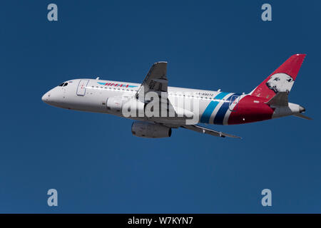 Nowosibirsk, Russland - April 1, 2019: Sukhoi Superjet 100-95 LR RA -89072 Yamal Airlines am Himmel nach Nehmen Sie vom internationalen Flughafen Tolmach Stockfoto