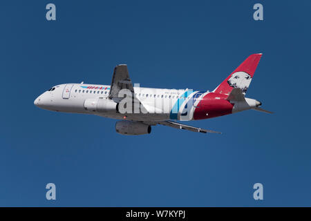 Nowosibirsk, Russland - April 1, 2019: Sukhoi Superjet 100-95 LR RA -89072 Yamal Airlines am Himmel nach Nehmen Sie vom internationalen Flughafen Tolmach Stockfoto