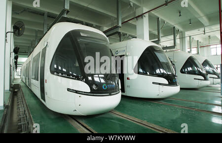 Die "strassenbahnen Optics Valley Quantum' werden an einem Bahnhof in Wuhan City getestet, der Central China Provinz Hubei, 3. August 2017. Die 'Optics Valley Qua Stockfoto