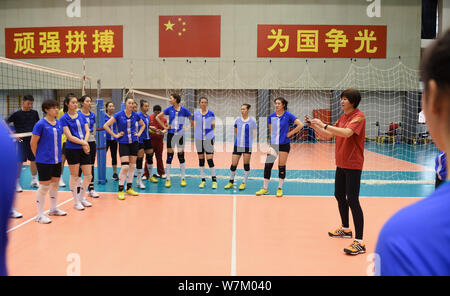 Peking, China. 6 Aug, 2019. Lang Ping, Head Coach der Chinesischen Volleyballerinnen, gibt Anweisungen an die Spieler in Peking, der Hauptstadt von China, auf März. 4, 2015. Seit der Gründung der Volksrepublik China, professioneller Sport und Fitness haben in Abstimmung entwickelt, um den Wohlstand des Sports zu fördern gemeinsam. Credit: Li Jundong/Xinhua/Alamy leben Nachrichten Stockfoto