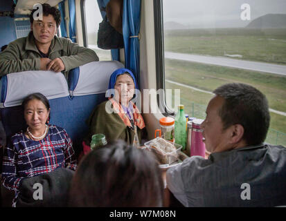 Die Passagiere werden abgebildet auf eine Zugfahrt von Xining nach Lhasa auf der Lhasa-bahn (Qinghai) Eisenbahn im Südwesten Chinas Tibet autonomen Region, Stockfoto