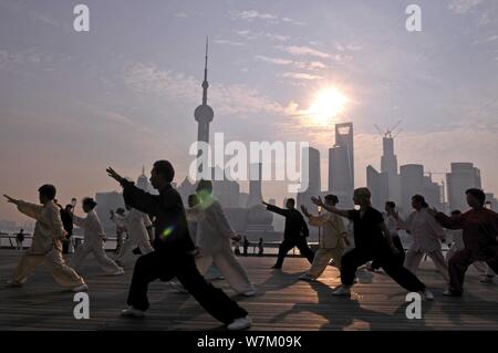 Peking, China Shanghai Municipality. 3. Okt 2012. Menschen üben Taiji, eine chinesische Kampfkunst, die auf den Bund, den Osten Chinas Shanghai Municipality, Oktober 3, 2012. Seit der Gründung der Volksrepublik China, professioneller Sport und Fitness haben in Abstimmung entwickelt, um den Wohlstand des Sports zu fördern gemeinsam. Credit: Pan Huaqing/Xinhua/Alamy leben Nachrichten Stockfoto