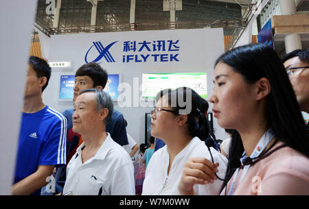 ---- Leute besuchen Sie den Stand von IFlytek Co während der ersten Welt Intelligence Kongress, auch als WIC 2017 in Tianjin, China, 1. Juli 2017 bekannt. Wenn Stockfoto