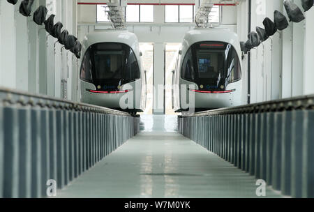 Die "strassenbahnen Optics Valley Quantum' werden an einem Bahnhof in Wuhan City getestet, der Central China Provinz Hubei, 3. August 2017. Die 'Optics Valley Qua Stockfoto