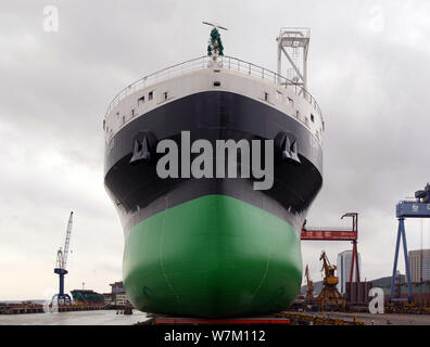 Die weltweit erste Dual-fuel General Cargo ship, für Finnland durch das Jinling Werft hergestellt, nimmt Wasser in Nanjing, China Jiangsu pr Stockfoto