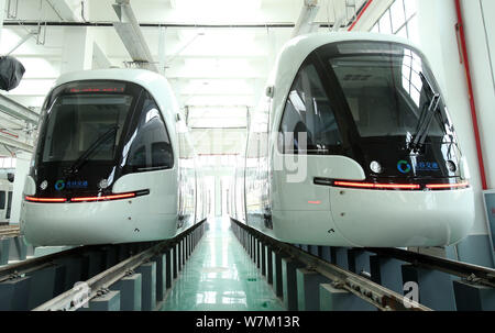 Die "strassenbahnen Optics Valley Quantum' werden an einem Bahnhof in Wuhan City getestet, der Central China Provinz Hubei, 3. August 2017. Die 'Optics Valley Qua Stockfoto