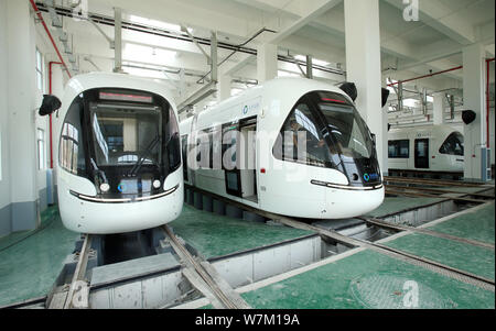 Die "strassenbahnen Optics Valley Quantum' werden an einem Bahnhof in Wuhan City getestet, der Central China Provinz Hubei, 3. August 2017. Die 'Optics Valley Qua Stockfoto