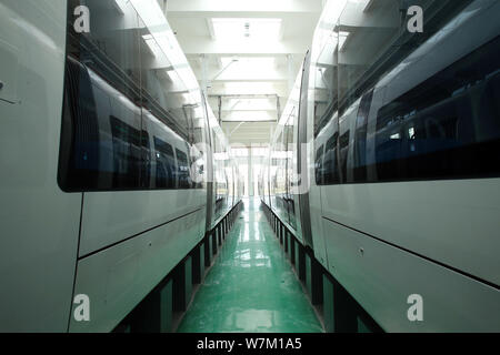 Die "strassenbahnen Optics Valley Quantum' werden an einem Bahnhof in Wuhan City getestet, der Central China Provinz Hubei, 3. August 2017. Die 'Optics Valley Qua Stockfoto