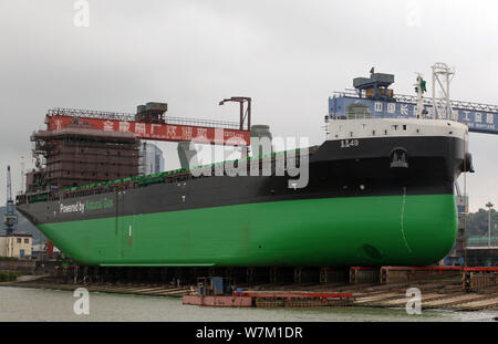 Die weltweit erste Dual-fuel General Cargo ship, für Finnland durch das Jinling Werft hergestellt, nimmt Wasser in Nanjing, China Jiangsu pr Stockfoto