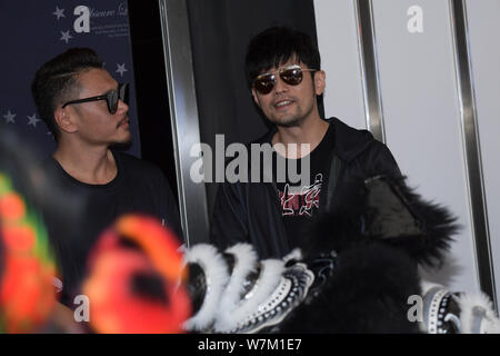 Taiwanesische Sängerin Jay Chou, rechts, nimmt an der Eröffnung einer neuen Premium Fashion Store seiner Streetwear label PHANTACi in Peking, China, 24. Stockfoto