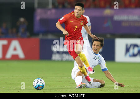 Wu Lei, Links, China kickt den Ball einen Pass gegen Otabek Shukurov Usbekistans in Ihrer Gruppe eine Runde 9 Spiel während der 2018 FIFA World C machen Stockfoto