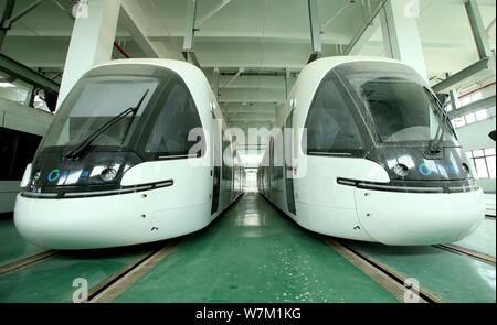 Die "strassenbahnen Optics Valley Quantum' werden an einem Bahnhof in Wuhan City getestet, der Central China Provinz Hubei, 3. August 2017. Die 'Optics Valley Qua Stockfoto