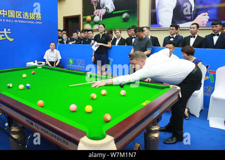 Pensionierter schottischer Snookerspieler Stephen Hendry spielt einen Schuß an den Spatenstich der Region China Qualifier für 2017 Shijiazhuang Chinesische 8-Bal Stockfoto