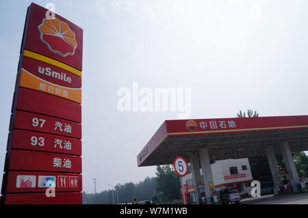 ---- Blick auf eine Tankstelle der CNPC (China National Petroleum Corporation), Muttergesellschaft von PetroChina, in Stadt Huaibei, East China Anhui provinc Stockfoto