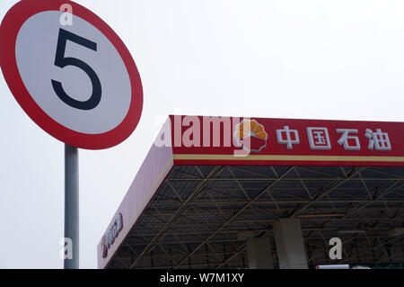 ---- Blick auf eine Tankstelle der CNPC (China National Petroleum Corporation), Muttergesellschaft von PetroChina, in Stadt Huaibei, East China Anhui provinc Stockfoto