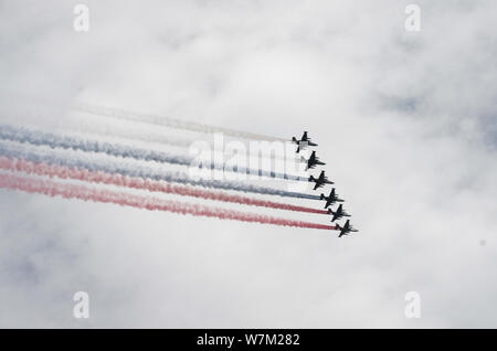 Flugzeuge während der Air Show die Russische Marine Tag entlang dem Fluss Newa im Hafen von Kronstadt Stadt zu markieren, St. Petersburg, Russland, 30. Juli Stockfoto