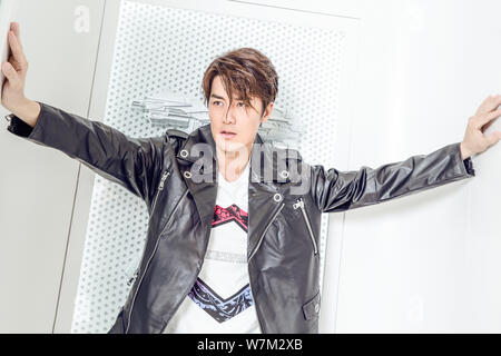 Taiwanesische Sängerin Kenji Wu stellt für Portrait Fotos bei einem exklusiven Interview von Imaginechina in Peking, China, 22. August 2017. Stockfoto