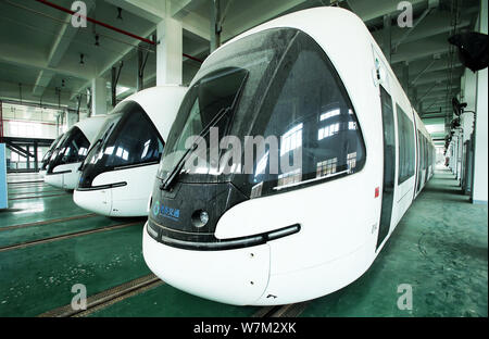 Die "strassenbahnen Optics Valley Quantum' werden an einem Bahnhof in Wuhan City getestet, der Central China Provinz Hubei, 3. August 2017. Die 'Optics Valley Qua Stockfoto