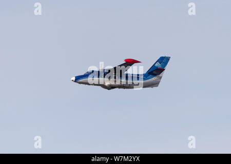 Nowosibirsk, Russland - April 3, 2019: L-410 UVP Turbolet RA -67059 Sibirischen Light Aviation (SiLA) in den Himmel nach dem von der internationalen nehmen Ai Stockfoto