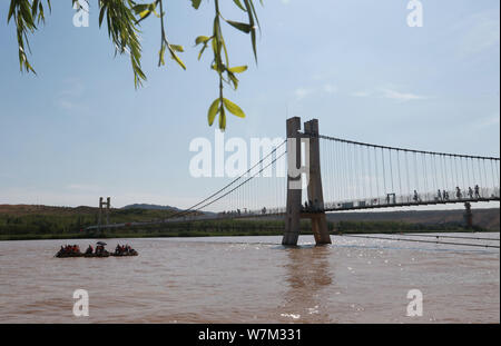 Ansicht der 3D-Glas Brücke über den Gelben Fluss innen Shapotou touristische Zone in Zhongwei Stadt im Nordwesten Chinas Ningxia Hui autonomen Reg Stockfoto