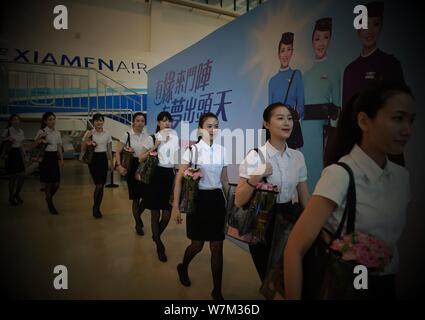 Stewardessen der ersten Charge von Xiamen Airlines Taiwan Cabin Crew nehmen an der Induktion Zeremonie in Xiamen Stadt im Südosten der chinesischen Provinz Fujian, Stockfoto