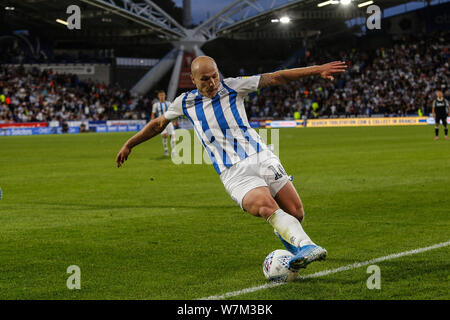 5. August 2019, John Smiths Stadion, Huddersfield England; Sky Bet Meisterschaft, Huddersfield Town vs Derby County; Aaron Mooy (10) von Huddersfield Town am Ball Quelle: Kurt Fairhurst/News Bilder der Englischen Football League Bilder unterliegen DataCo Lizenz Stockfoto