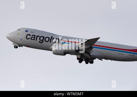 Nowosibirsk, Russland - April 3, 2019: Boeing 747-8R7F LX-VCN Cargolux Airlines International in den Himmel nach dem Ausschalten vom internationalen Flughafen T nehmen Stockfoto