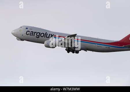 Nowosibirsk, Russland - April 3, 2019: Boeing 747-8R7F LX-VCN Cargolux Airlines International in den Himmel nach dem Ausschalten vom internationalen Flughafen T nehmen Stockfoto