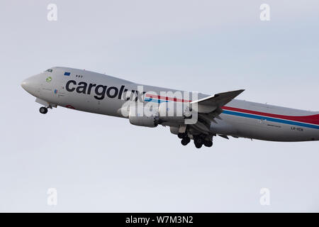 Nowosibirsk, Russland - April 3, 2019: Boeing 747-8R7F LX-VCN Cargolux Airlines International in den Himmel nach dem Ausschalten vom internationalen Flughafen T nehmen Stockfoto