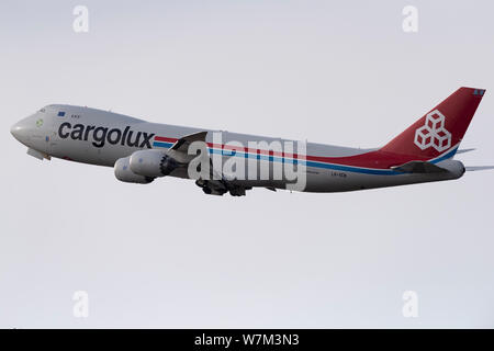 Nowosibirsk, Russland - April 3, 2019: Boeing 747-8R7F LX-VCN Cargolux Airlines International in den Himmel nach dem Ausschalten vom internationalen Flughafen T nehmen Stockfoto