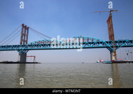 Blick auf die Baustelle der längste Kabel der Welt Schrägseilbrücke, die Hutong Bahn Yangtze River Bridge, am Jangtse-Fluss in Nantong cit Stockfoto