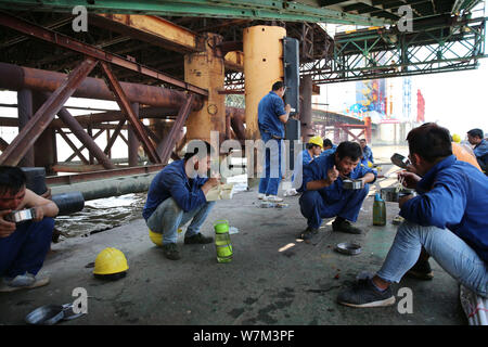 Chinesische Arbeiter Mahlzeiten haben nach der Arbeitenden an der Baustelle der längste Kabel der Welt Schrägseilbrücke, die Hutong Bahn Yangtze River Bridge Stockfoto