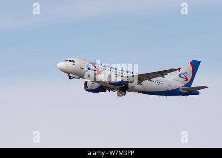 Nowosibirsk, Russland - 3. April 2019: Airbus A 319-112 VP-bjv Ural Airlines am Himmel nach Vom internationalen Flughafen Tolmachevo nehmen. Stockfoto