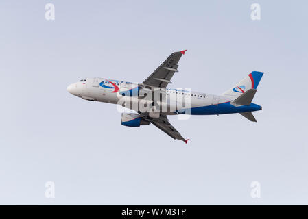 Nowosibirsk, Russland - 3. April 2019: Airbus A 319-112 VP-bjv Ural Airlines am Himmel nach Vom internationalen Flughafen Tolmachevo nehmen. Stockfoto