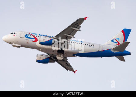 Nowosibirsk, Russland - 3. April 2019: Airbus A 319-112 VP-bjv Ural Airlines am Himmel nach Vom internationalen Flughafen Tolmachevo nehmen. Stockfoto