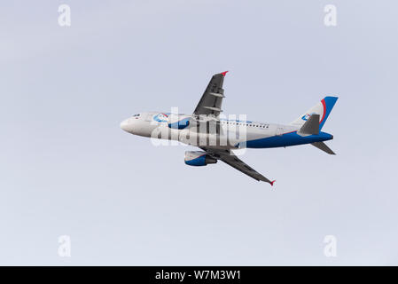 Nowosibirsk, Russland - 3. April 2019: Airbus A 319-112 VP-bjv Ural Airlines am Himmel nach Vom internationalen Flughafen Tolmachevo nehmen. Stockfoto