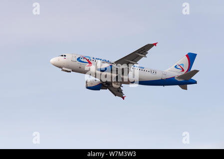 Nowosibirsk, Russland - 3. April 2019: Airbus A 319-112 VP-bjv Ural Airlines am Himmel nach Vom internationalen Flughafen Tolmachevo nehmen. Stockfoto