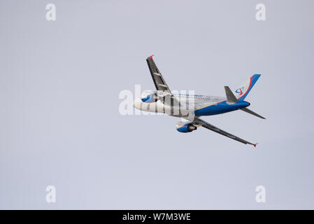 Nowosibirsk, Russland - 3. April 2019: Airbus A 319-112 VP-bjv Ural Airlines am Himmel nach Vom internationalen Flughafen Tolmachevo nehmen. Stockfoto