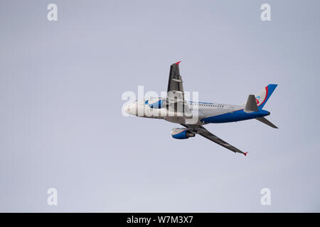 Nowosibirsk, Russland - 3. April 2019: Airbus A 319-112 VP-bjv Ural Airlines am Himmel nach Vom internationalen Flughafen Tolmachevo nehmen. Stockfoto