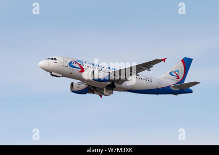 Nowosibirsk, Russland - 3. April 2019: Airbus A 319-112 VP-bjv Ural Airlines am Himmel nach Vom internationalen Flughafen Tolmachevo nehmen. Stockfoto