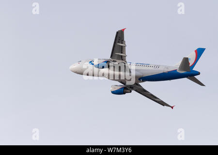 Nowosibirsk, Russland - 3. April 2019: Airbus A 319-112 VP-bjv Ural Airlines am Himmel nach Vom internationalen Flughafen Tolmachevo nehmen. Stockfoto