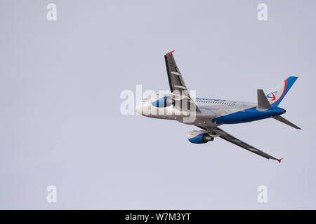 Nowosibirsk, Russland - 3. April 2019: Airbus A 319-112 VP-bjv Ural Airlines am Himmel nach Vom internationalen Flughafen Tolmachevo nehmen. Stockfoto