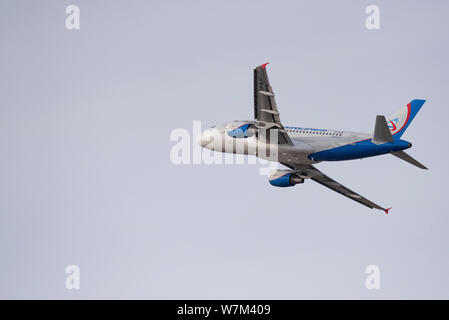 Nowosibirsk, Russland - 3. April 2019: Airbus A 319-112 VP-bjv Ural Airlines am Himmel nach Vom internationalen Flughafen Tolmachevo nehmen. Stockfoto