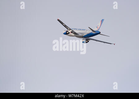 Nowosibirsk, Russland - 3. April 2019: Airbus A 319-112 VP-bjv Ural Airlines am Himmel nach Vom internationalen Flughafen Tolmachevo nehmen. Stockfoto