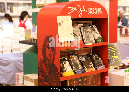 "Lyrics: 1961-2012" durch amerikanische Künstler Bob Dylan mit dem Paket von Bob Dylan - themed Potato Chip Taschen in acht verschiedenen "Aromen" sind für s Stockfoto